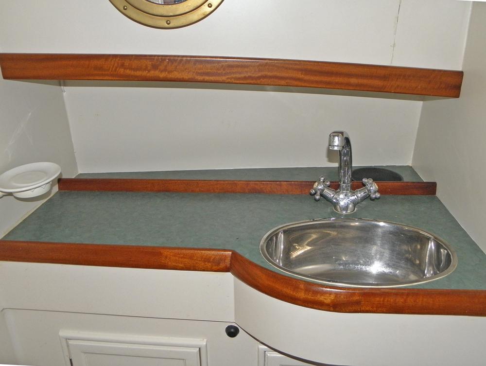 Cabin en avant, H&eacute;bergements